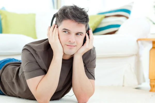 Zamyślony człowiek słuchanie muzyki — Zdjęcie stockowe