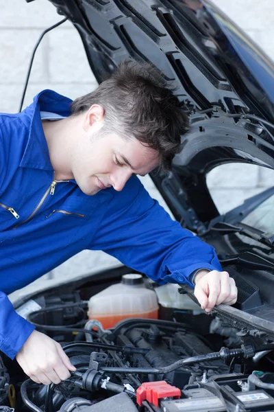 Uomo concentrato che ripara un'auto — Foto Stock