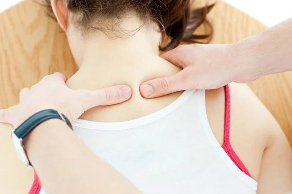 Close-up de uma mulher morena recebendo uma massagem nas costas — Fotografia de Stock
