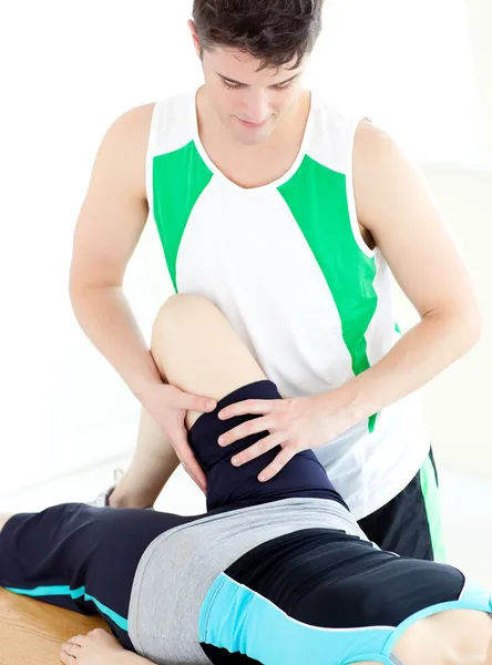 Assertivo fisioterapeuta masculino verificando a perna de uma mulher — Fotografia de Stock