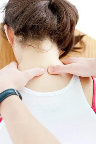 Primer plano de una mujer que recibe un masaje de espalda — Foto de Stock