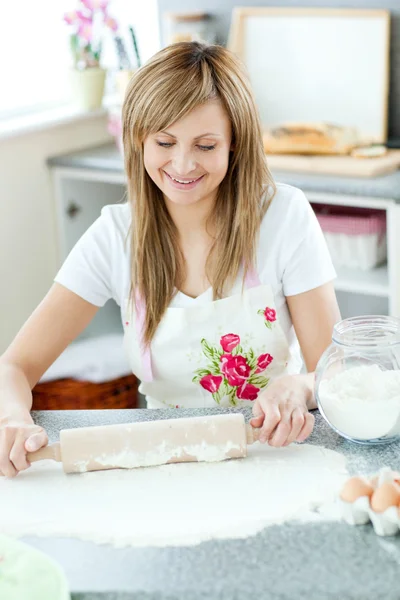 Портрет впевненої жінки, що готує торт на кухні — стокове фото