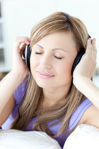 Portréja egy vidám nő hallgat zenét hallgathat a konyhában — Stock Fotó