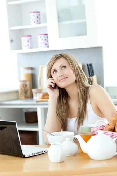 Mulher pensativa tomando um café da manhã na cozinha — Fotografia de Stock