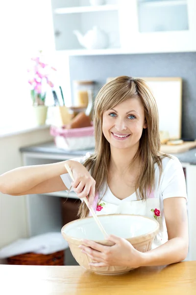 Retrato de uma bela mulher preparando uma refeição na cozinha — Fotografia de Stock