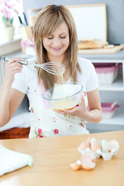 Mulher bonito preparar uma refeição na cozinha — Fotografia de Stock