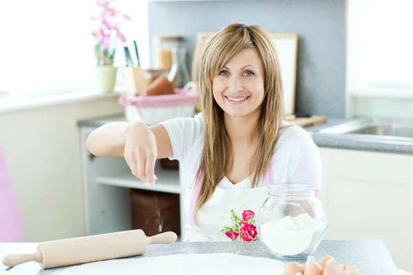 Atractiva mujer haciendo pasteles en la cocina —  Fotos de Stock