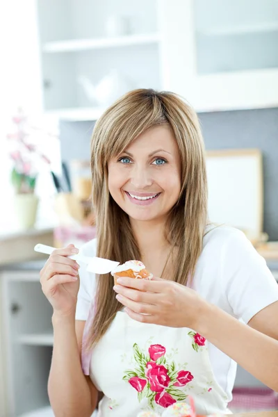 Frau bereitet Frühstück in der Küche zu — Stockfoto
