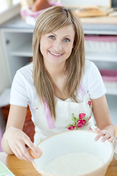 Donna brillante che prepara una torta in cucina — Foto Stock