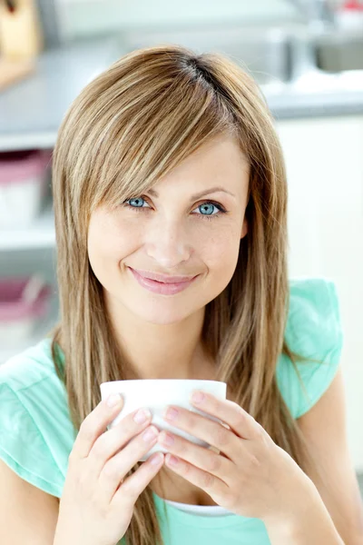 Kobieta przekonany filiżankę kawy w kuchni — Zdjęcie stockowe
