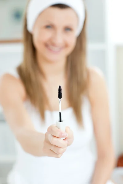 Radost žena drží make-up — Stock fotografie
