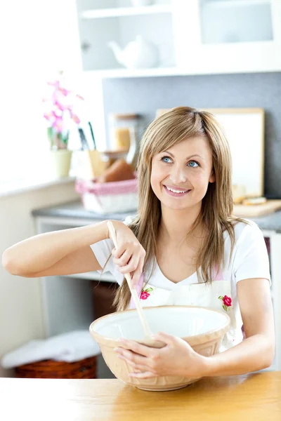 Aranyos nő a konyhában egy torta elkészítése — Stock Fotó
