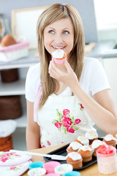 Mulher brilhante preparando bolos na cozinha — Fotografia de Stock