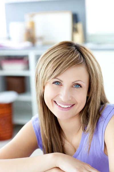 Smiling woman looking at the camera the kitchen — Stock Photo, Image