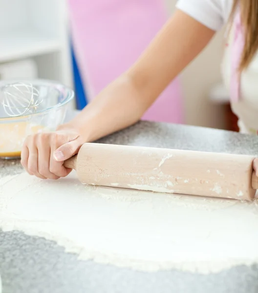 Mulher sorridente preparando um bolo a cozinha — Fotografia de Stock