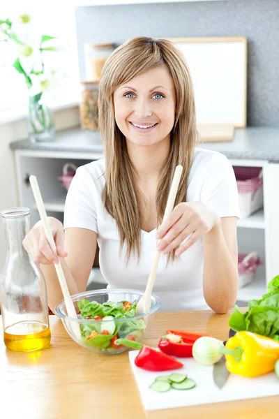 Ładny kobieta przygotowanie sałatka w kuchni — Zdjęcie stockowe