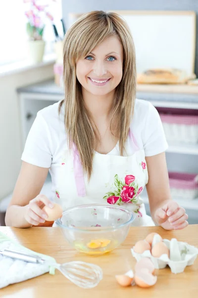 Mulher encantada preparando um bolo na cozinha — Fotografia de Stock