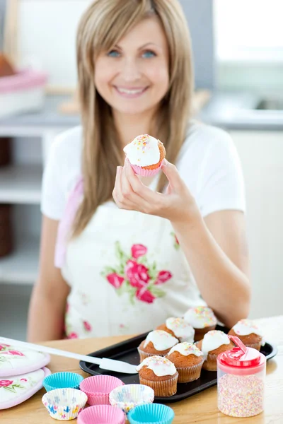 Fiatal nő tartja a torta, a konyhában — Stock Fotó