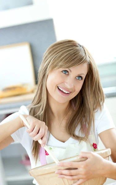 Adolescente mujer preparando un pastel en la cocina —  Fotos de Stock