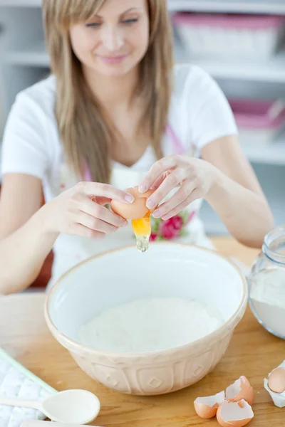 Ελκυστική γυναίκα προετοιμασία της μια τούρτα στην κουζίνα — Φωτογραφία Αρχείου