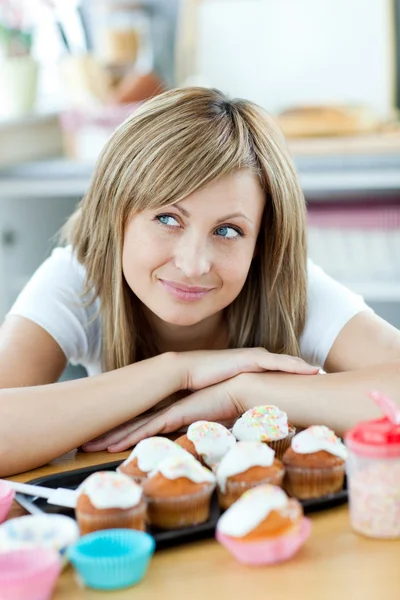 Mutlu kadın mutfakta kek yemek istiyor — Stok fotoğraf