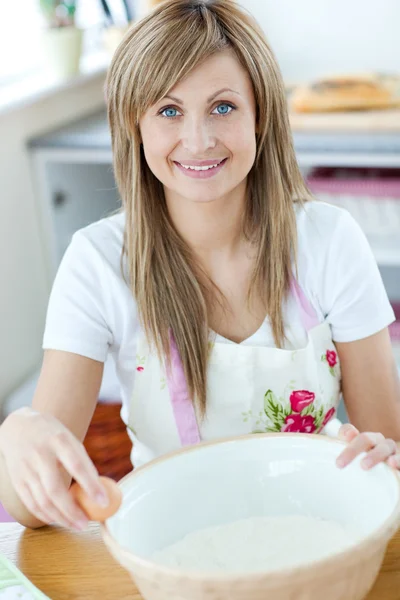 Portréja egy fiatal nő, a konyhában egy torta elkészítése — Stock Fotó