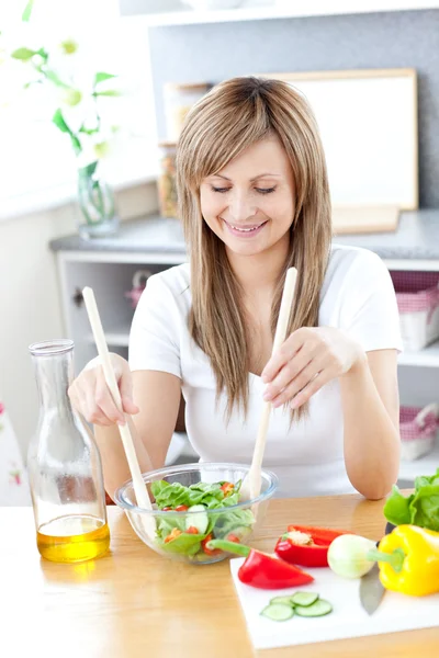 Donna radiosa che prepara un'insalata in cucina — Foto Stock