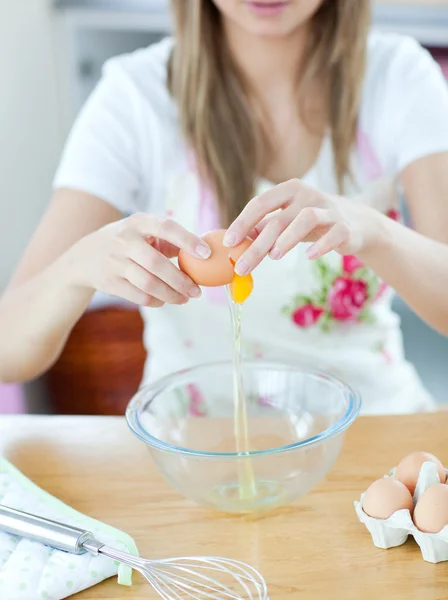 Close-up of a young woman preparing a cake in the kitchen — Stock Photo, Image