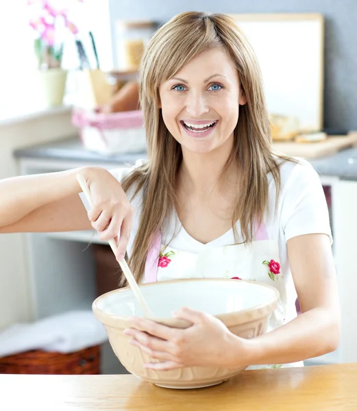 Primer plano de una mujer caucásica preparando un pastel en la cocina —  Fotos de Stock