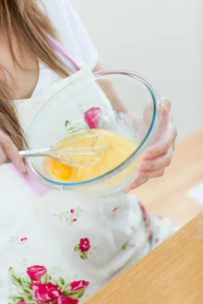 Közeli kép: egy tini nő a konyhában egy torta elkészítése — Stock Fotó