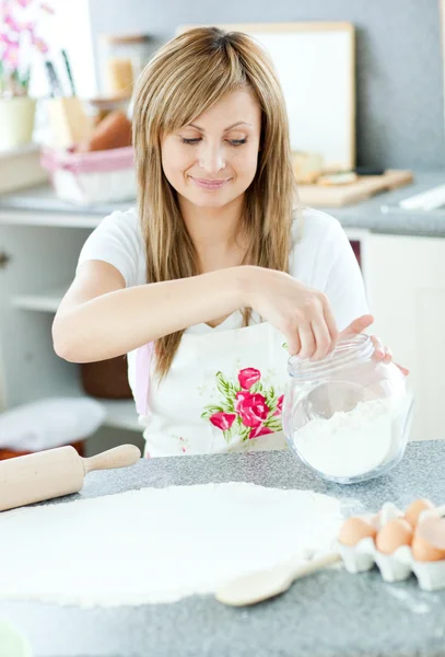 Mutlu kadın mutfakta zemin kullanma — Stok fotoğraf