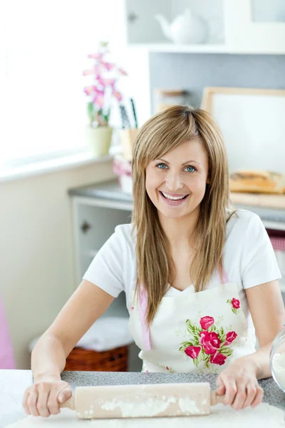 Ritratto di una donna deliziata che prepara una torta in cucina — Foto Stock