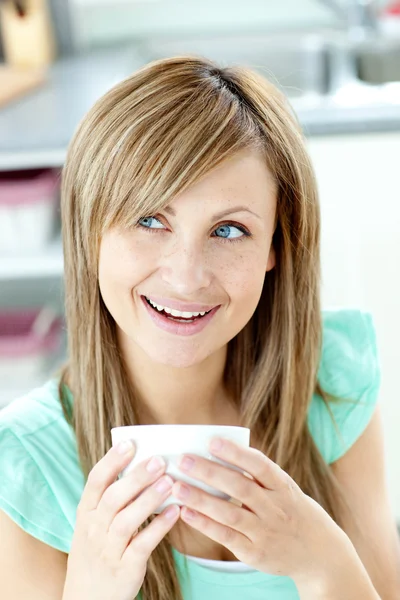 Retrato de uma mulher segurando uma xícara de chá na cozinha — Fotografia de Stock