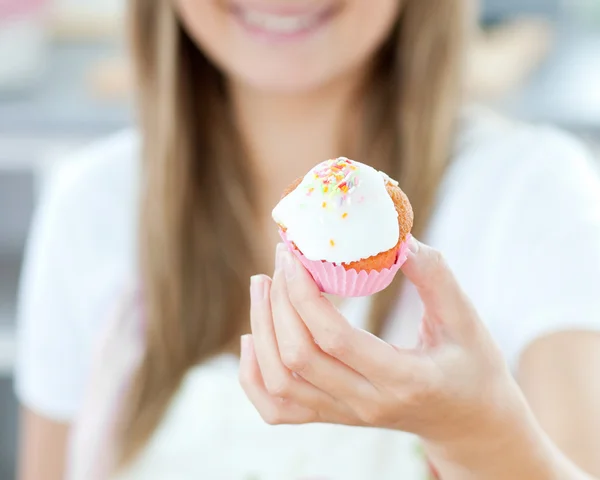 Mutlu kadın mutfakta kek gösterilen — Stok fotoğraf