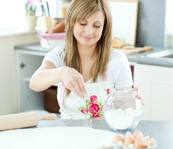 Portréja egy fiatal nő, a konyhában egy torta elkészítése — Stock Fotó