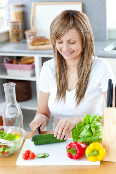 Mulher encantada preparando uma refeição saudável na cozinha — Fotografia de Stock