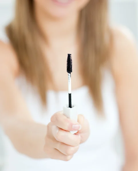 Close-up de mulher segurando maquiagem — Fotografia de Stock