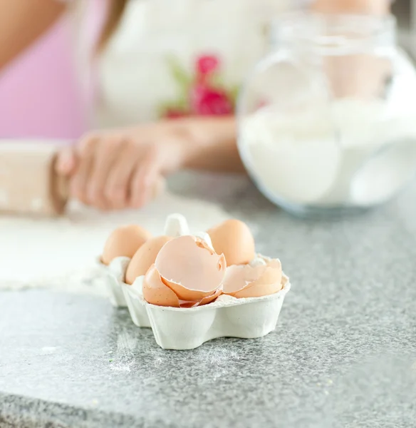 Крупный план разбитых яиц на кухне — стоковое фото