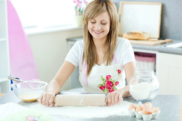 Porträt einer attraktiven Frau, die in der Küche einen Kuchen zubereitet — Stockfoto