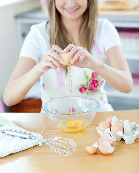 Retrato de una mujer sonriente preparando un pastel en la cocina — Foto de Stock