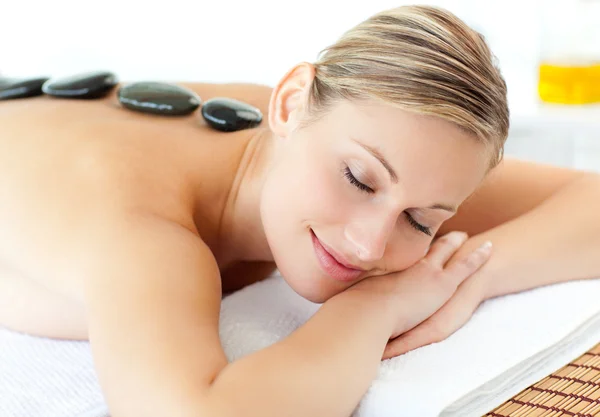 Carino donna avendo un massaggio — Foto Stock