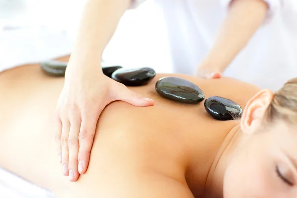 Mulher branca fazendo uma massagem — Fotografia de Stock