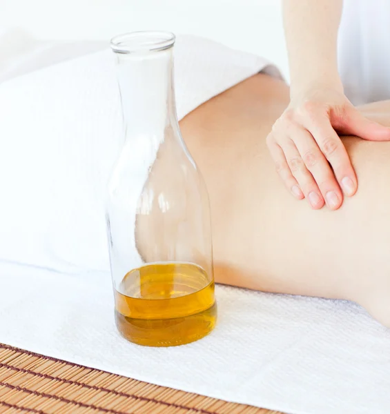 Carino donna avendo un massaggio con olio da massaggio — Foto Stock