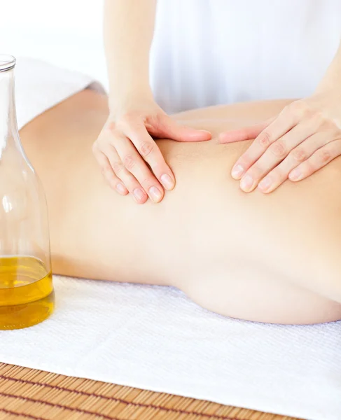 Attraktiv kvinna en massage med massageolja — Stockfoto