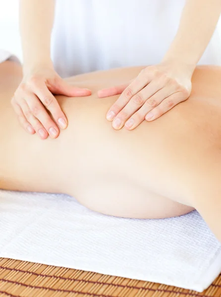 Mulher encantada ter uma massagem com óleo de massagem — Fotografia de Stock