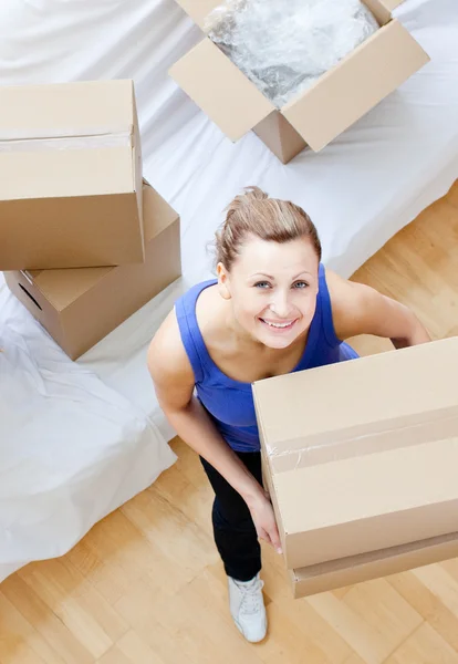 Strahlende Frau mit einer Schachtel — Stockfoto