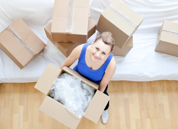 Mulher encantada segurando uma caixa — Fotografia de Stock