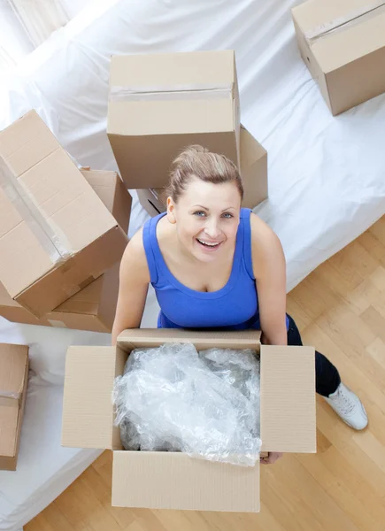 Lächelnde Frau mit einer Schachtel — Stockfoto
