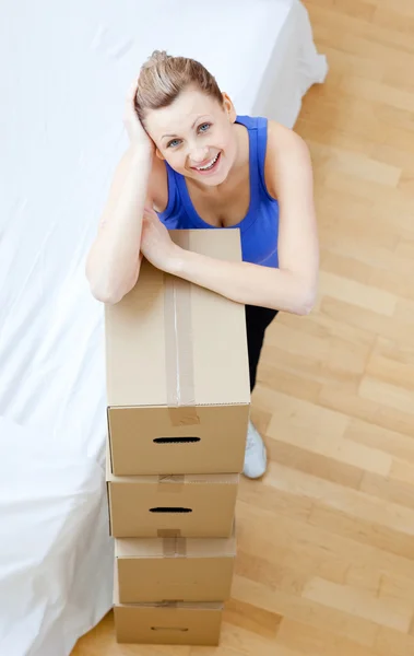 Donna sorridente sta muovendo varie scatole — Foto Stock