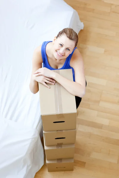 Aantrekkelijke vrouw is verschillende Verhuisdozen — Stockfoto